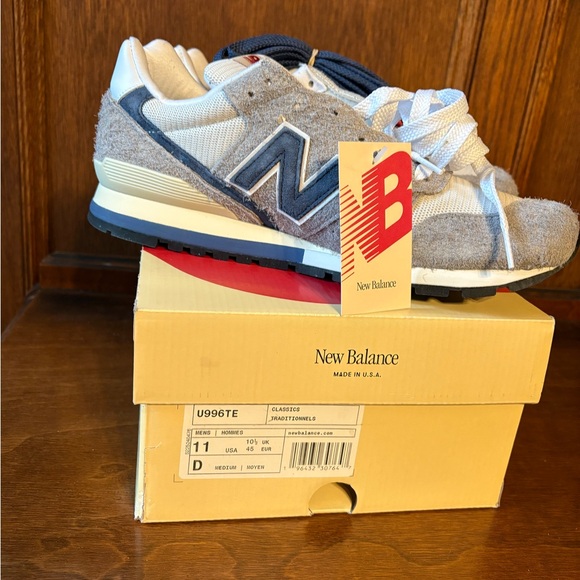New Balance Men’s Sneakers, gray & white, brand new in box - Picture 7 of 7